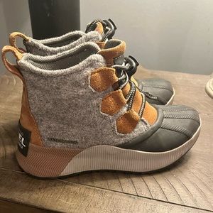 Youth snow boots